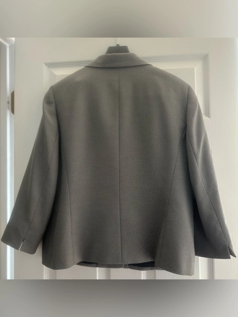 Gently worn Le Suit Women's Gray Textured 2 Piece 3/4 Sleeve Skirt Suit - Gray